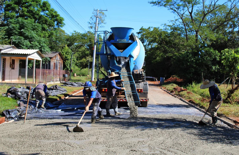 Obras de pavimentação com concreto usinado continuam na Rua Hipólito Ribeiro